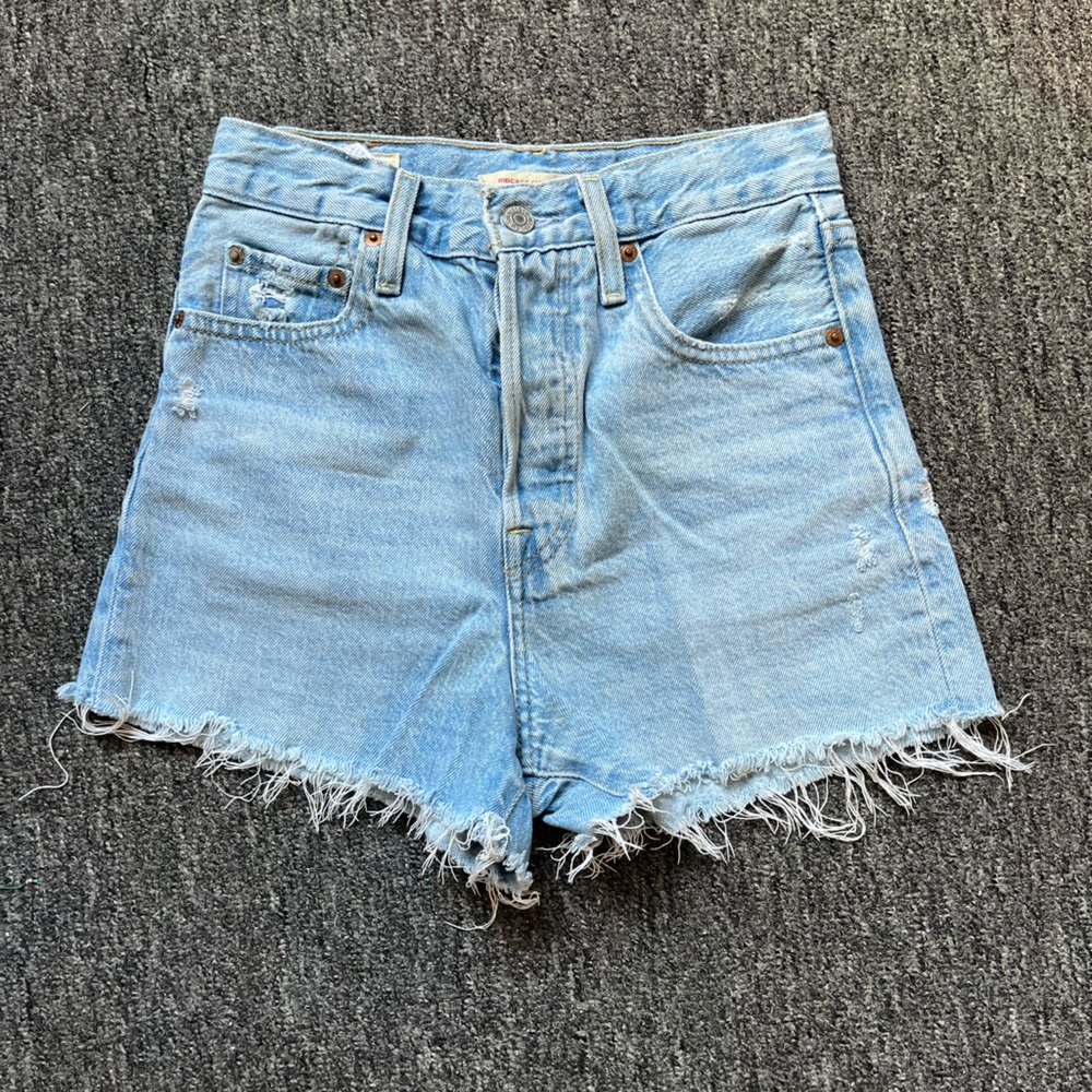 • Levi’s Ribcage Shorts •